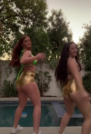 2. Sexy Mikaila Murphy Shows Butt at the Pool while Twerking