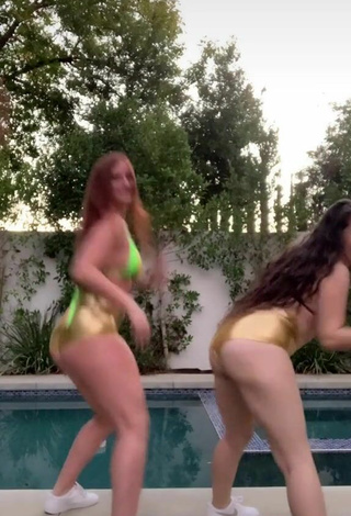 4. Sexy Mikaila Murphy Shows Butt at the Pool while Twerking