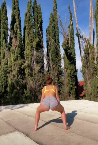 3. Seductive Mikaila Murphy Shows Butt while Twerking