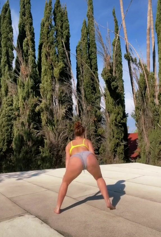 4. Seductive Mikaila Murphy Shows Butt while Twerking