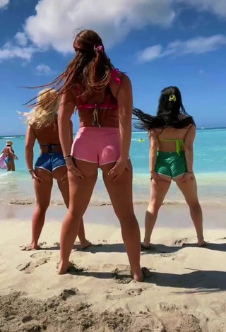 Gorgeous Mikaila Murphy Shows Butt at the Beach while Twerking