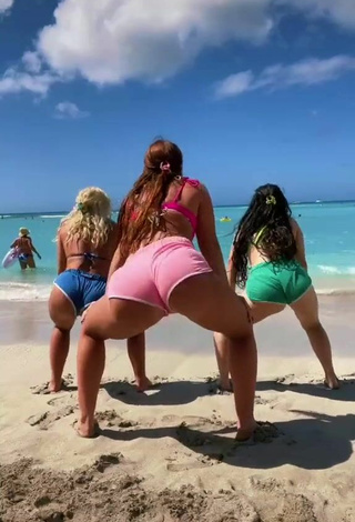 2. Gorgeous Mikaila Murphy Shows Butt at the Beach while Twerking