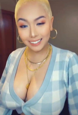 2. Sexy Toni Fowler Shows Cleavage in Checkered Crop Top