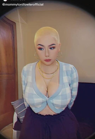 Titillating Toni Fowler Shows Cleavage in Checkered Crop Top