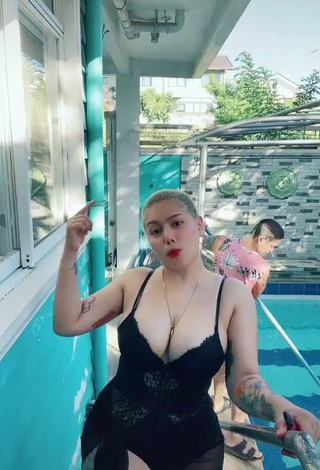 Amazing Toni Fowler Shows Cleavage at the Pool