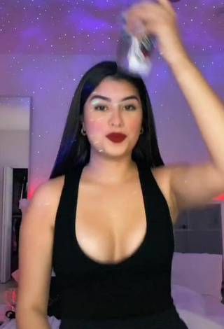 Sexy Nicole García Shows Cleavage in Black Top