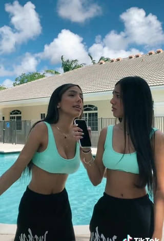 5. Hot Melanie & Meila Shows Cleavage in Blue Crop Top at the Pool