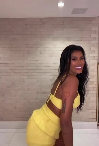 2. Sultry Jully Oliveira Shows Butt while Twerking