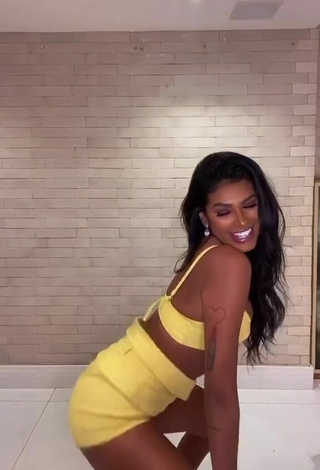 3. Sultry Jully Oliveira Shows Butt while Twerking