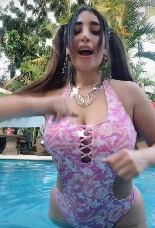 3. Sultry Ana Daniela Martínez Buenrostro Shows Cleavage in Swimsuit at the Swimming Pool