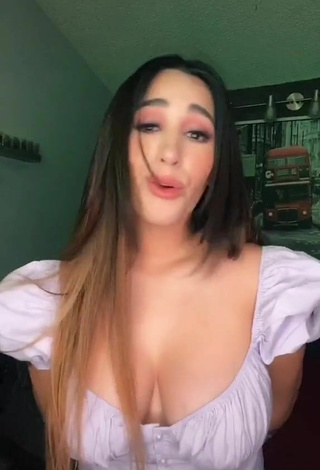 5. Sultry Ana Daniela Martínez Buenrostro Shows Cleavage in White Crop Top