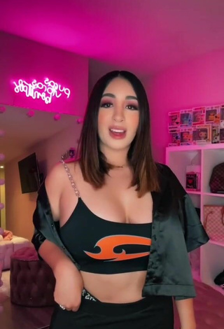 3. Hot Ana Daniela Martínez Buenrostro Shows Cleavage in Crop Top