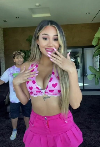 Beautiful Queen Star Shows Cleavage in Sexy Crop Top