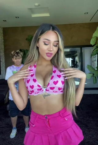 3. Beautiful Queen Star Shows Cleavage in Sexy Crop Top