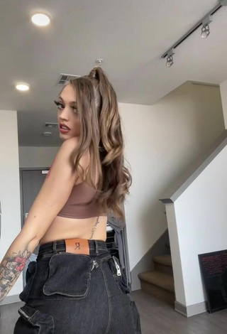 3. Sexy Woah Vicky Shows Cleavage in Brown Crop Top