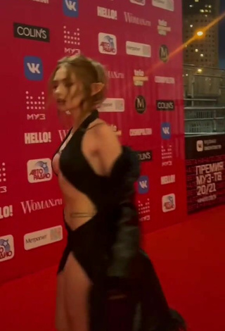 2. Cute riwww in Black Dress (Underboob)