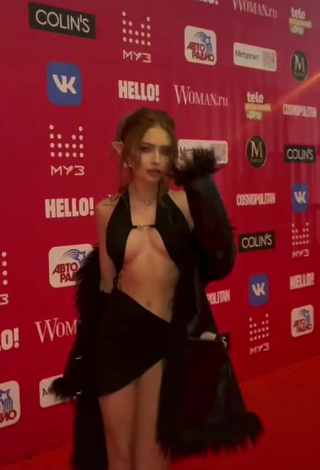 4. Cute riwww in Black Dress (Underboob)