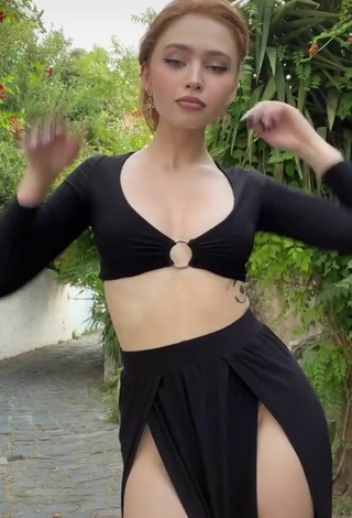 2. Alluring riwww Shows Cleavage in Erotic Black Crop Top