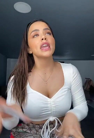 Sexy Samadhiza Shows Cleavage in White Crop Top