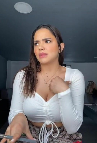 2. Sexy Samadhiza Shows Cleavage in White Crop Top