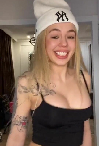 Sexy Instasamka Shows Cleavage in Black Crop Top and Bouncing Boobs