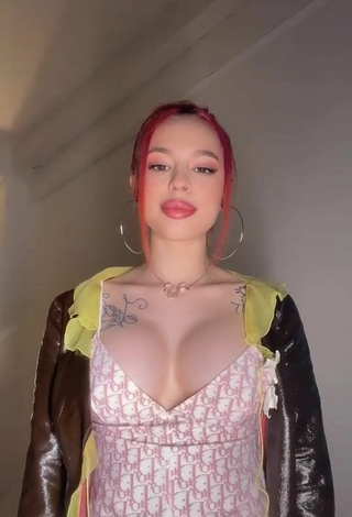 Sweet Instasamka Shows Cleavage