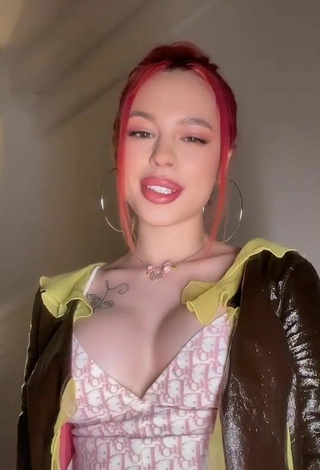 Really Cute Instasamka Shows Cleavage