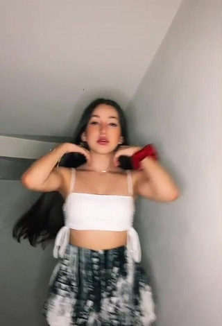 Sexy Shaulaponce2.0 in White Crop Top