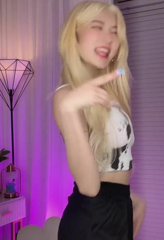 5. Sultry Sia Jiwoo in Crop Top