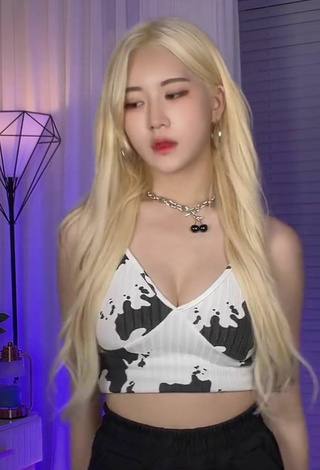 2. Sexy Sia Jiwoo in Crop Top