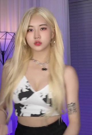 3. Sexy Sia Jiwoo in Crop Top