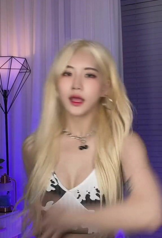 4. Sexy Sia Jiwoo in Crop Top