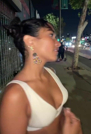 2. Sultry Sienna Mae Gomez in White Bra while Twerking