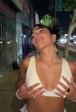 3. Sultry Sienna Mae Gomez in White Bra while Twerking