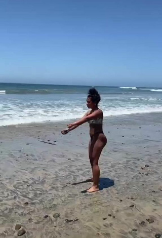 2. Seductive Sienna Mae Gomez Shows Butt at the Beach