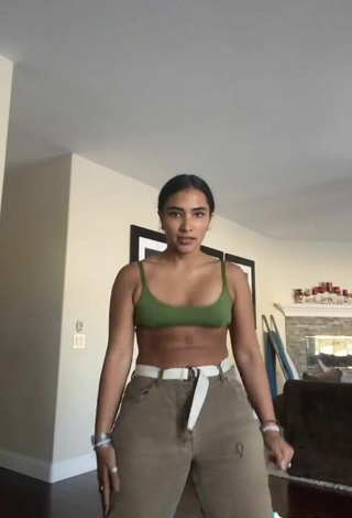 3. Luscious Sienna Mae Gomez in Green Bra and Bouncing Tits