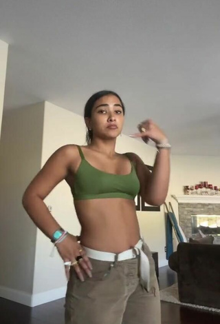 6. Luscious Sienna Mae Gomez in Green Bra and Bouncing Tits