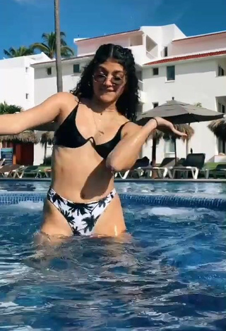 4. Beautiful Sofia Mata in Sexy Bikini at the Swimming Pool