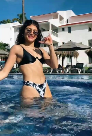 6. Beautiful Sofia Mata in Sexy Bikini at the Swimming Pool