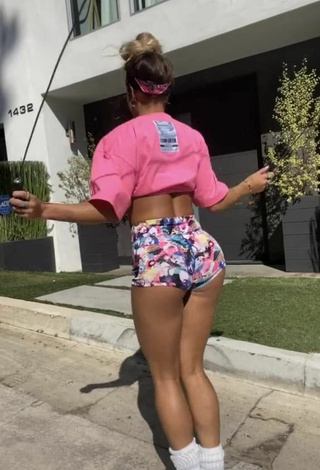 2. Hot Sommer Ray Shows Butt