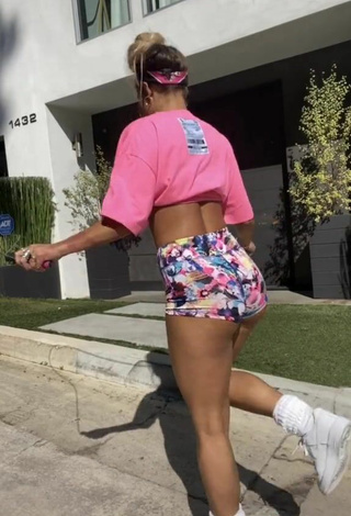 3. Hot Sommer Ray Shows Butt