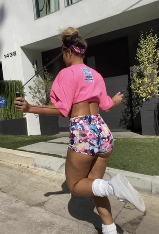 4. Hot Sommer Ray Shows Butt