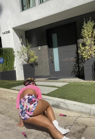 6. Hot Sommer Ray Shows Butt