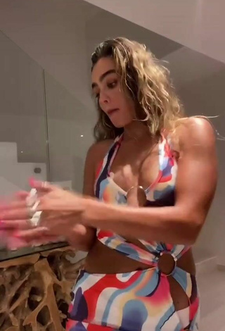 2. Luscious Sommer Ray Shows Cleavage