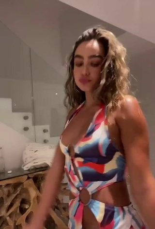 3. Luscious Sommer Ray Shows Cleavage