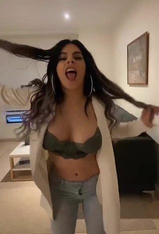 Sultry Lizbeth Rodríguez in Bra