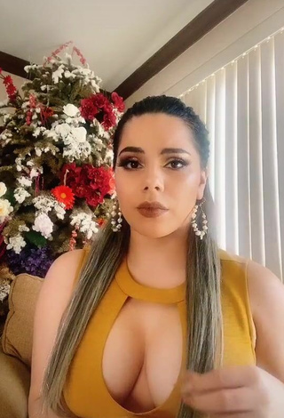 1. Sultry Lizbeth Rodríguez Shows Cleavage