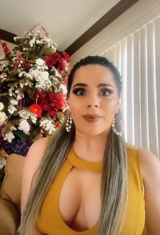 Sultry Lizbeth Rodríguez Shows Cleavage