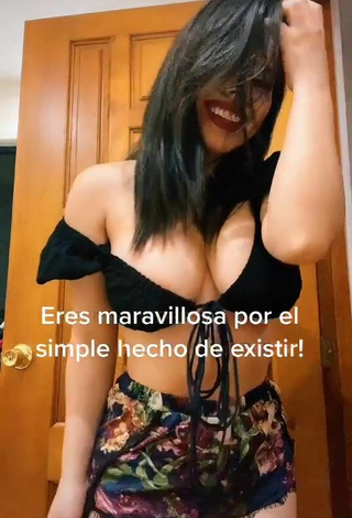 4. Sultry Lizbeth Rodríguez Shows Cleavage in Black Crop Top