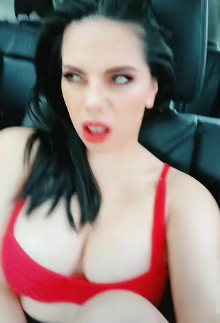 4. Sexy Lizbeth Rodríguez Shows Cleavage in Red Bra